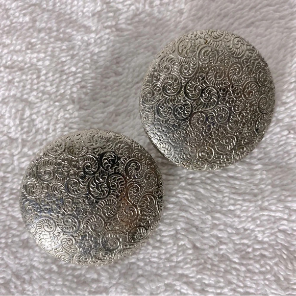 Vintage Textured Silver Tone Round  Metal Clip On Earrings - Picture 1 of 8